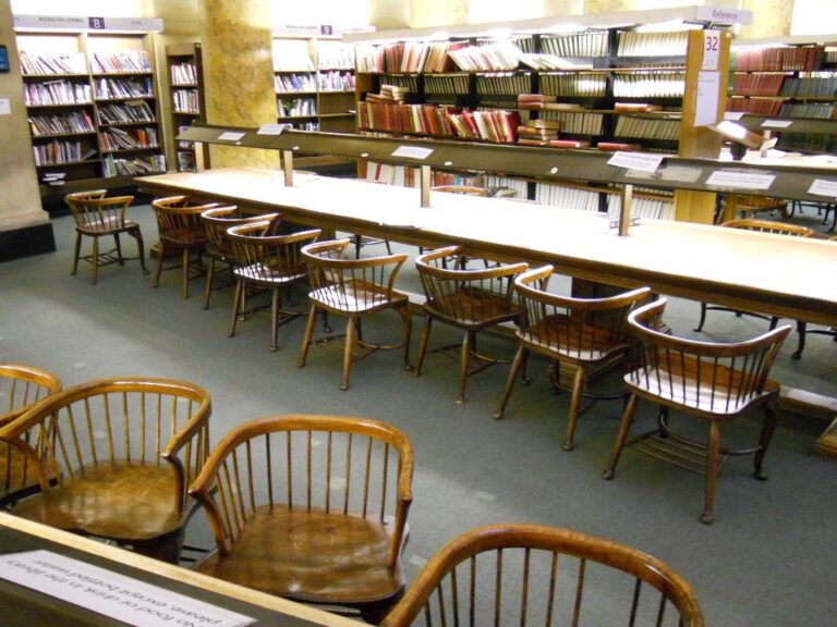 Bibliothèque scolaire avec chaises vides, illustration du bilan de l'année scolaire pour calculer sa moyenne annuelle