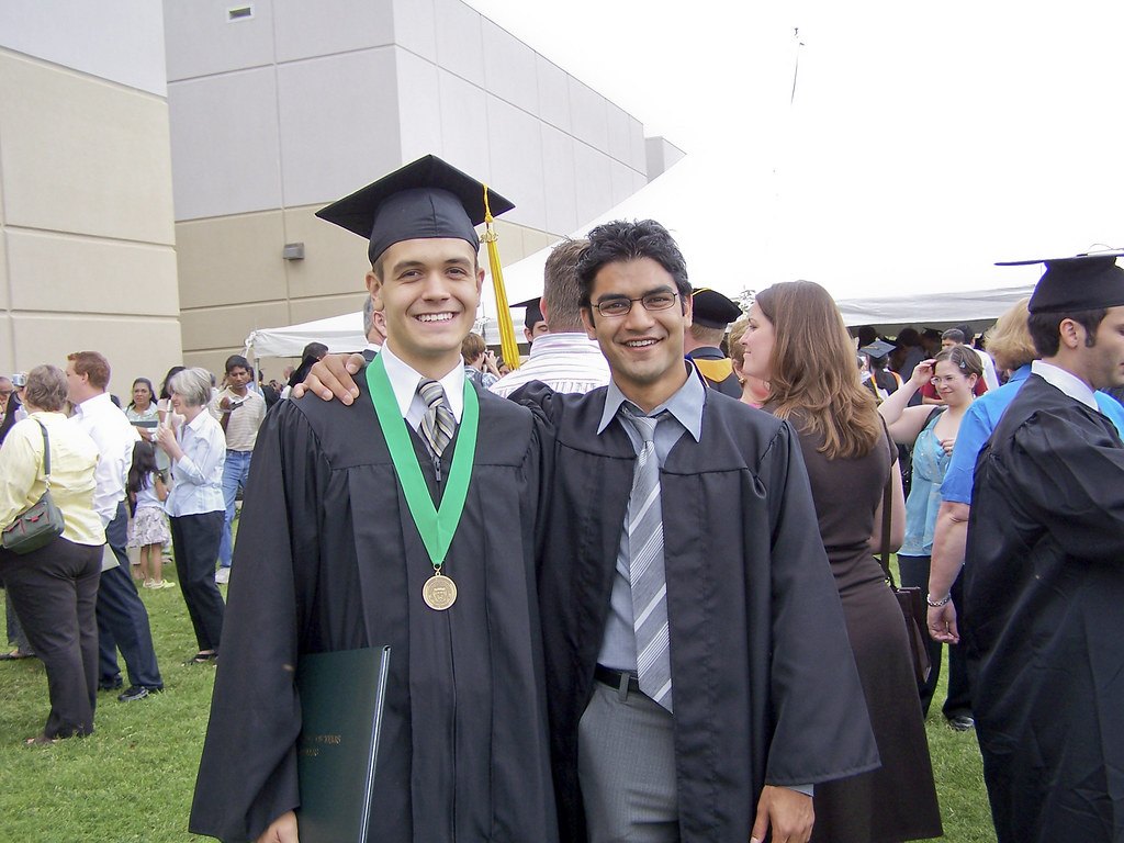 Deux jeunes diplômés en toge souriants, symbole de la réussite au bac