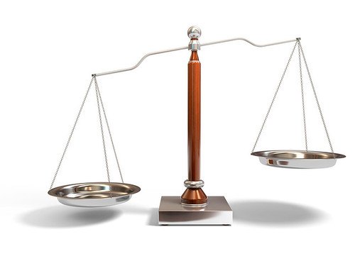 Balance à plateaux en déséquilibre, symbole de la compensation des notes en BTS