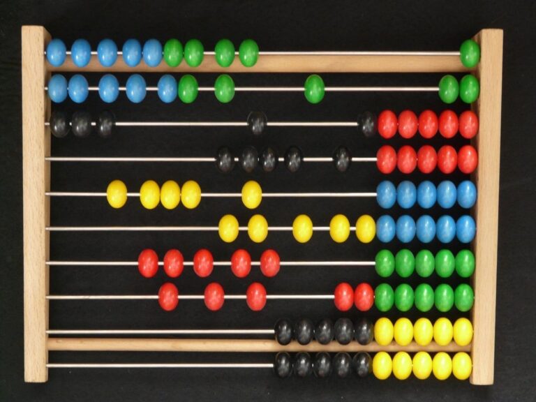 Boulier coloré à perles, symbole du calcul de moyenne avec coefficients au brevet