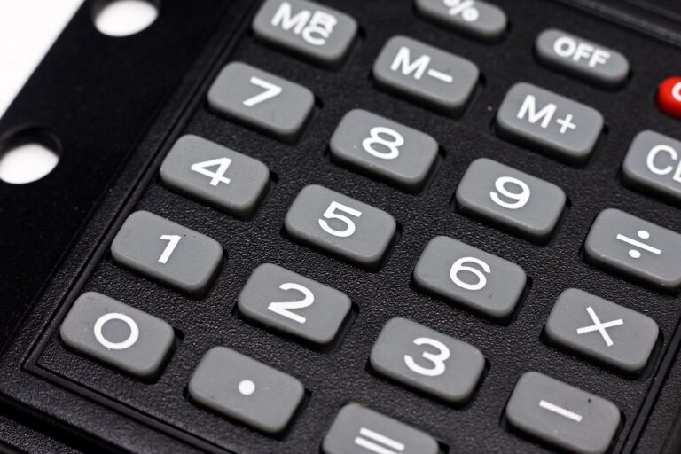 Touches numériques d'une calculatrice en gros plan, pour calculer sa moyenne au bac 2026