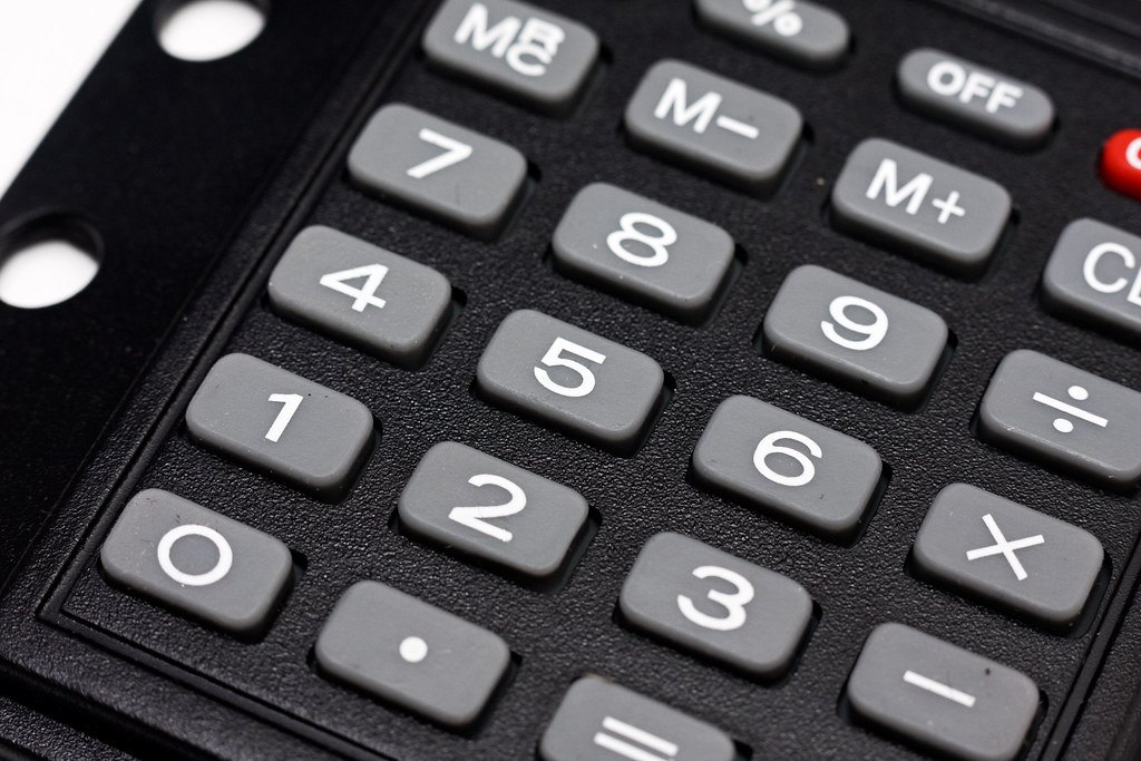 Touches numériques d'une calculatrice en gros plan, pour calculer sa moyenne au bac 2026