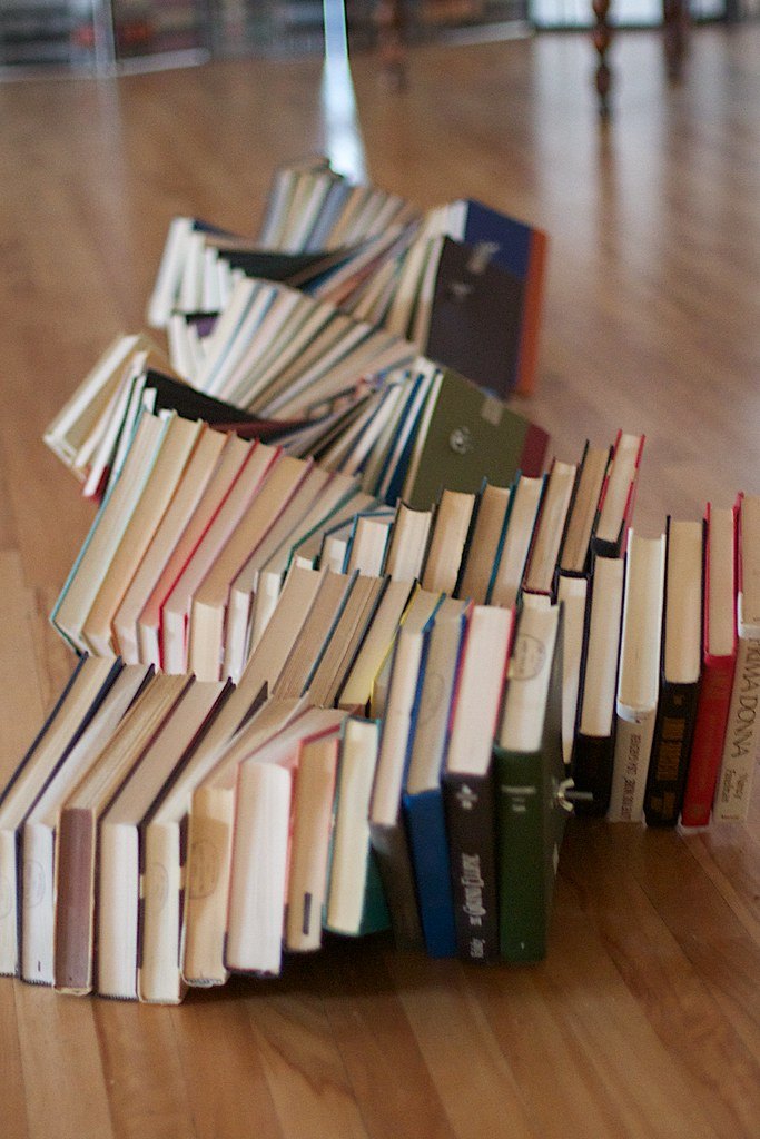 Pile de livres scolaires de matières différentes, illustrant les coefficients bac 2026 par matière